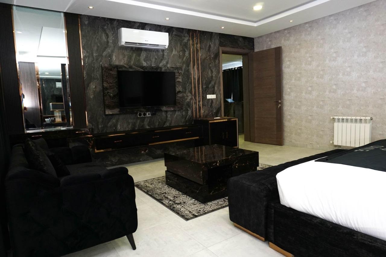 Suite 8